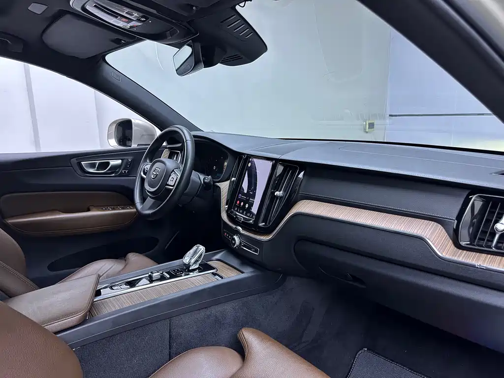 Volvo XC60 — фото 11