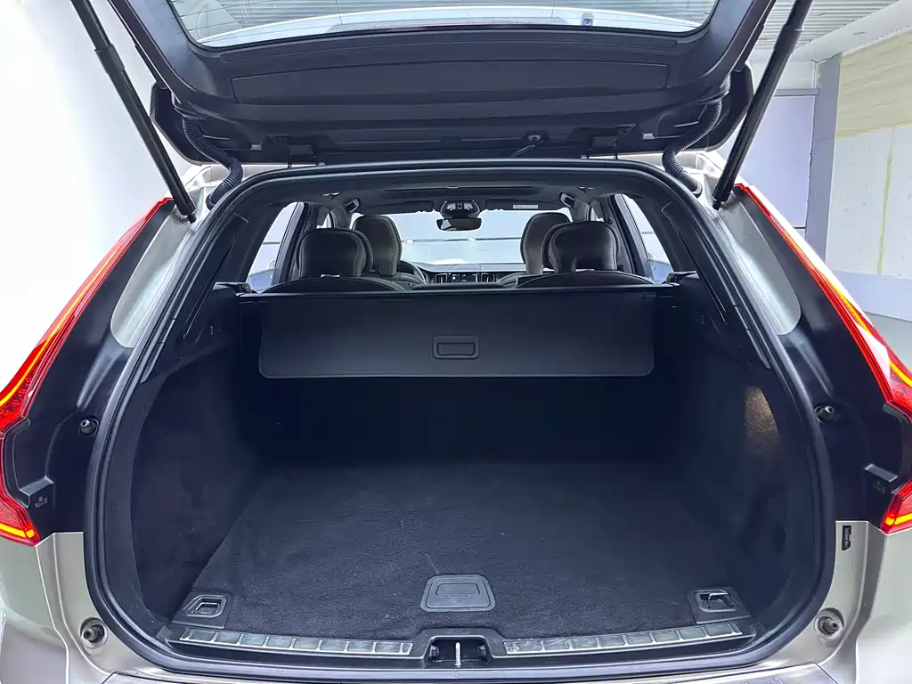 Volvo XC60 — фото 14