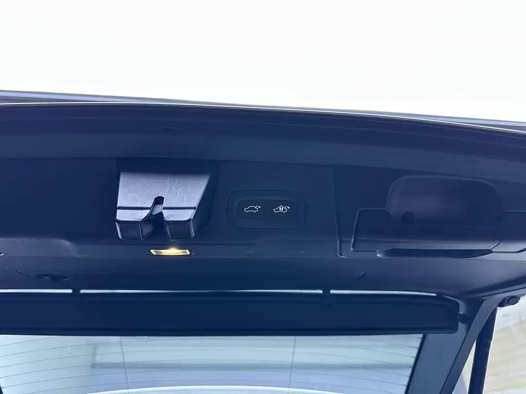 Volvo XC60 — фото 15