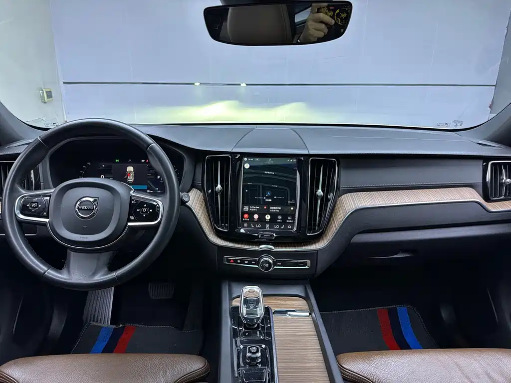 Volvo XC60 — фото 7