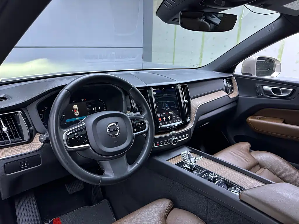 Volvo XC60 — фото 10