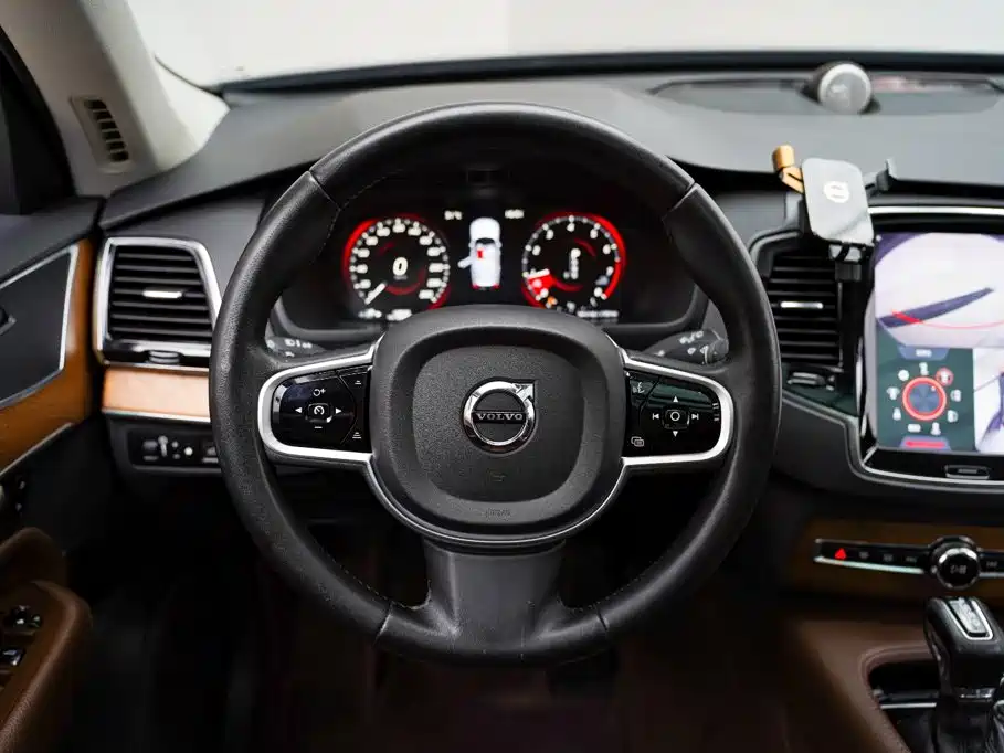 Volvo XC90 — фото 9