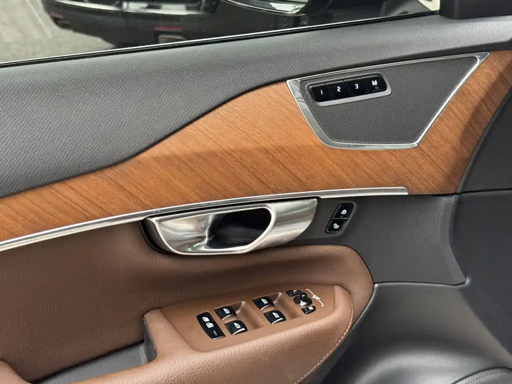Volvo XC90 — фото 16