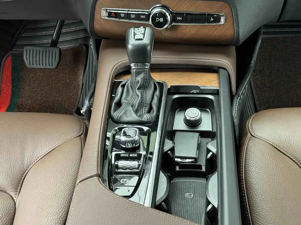 Volvo XC90 — фото 19
