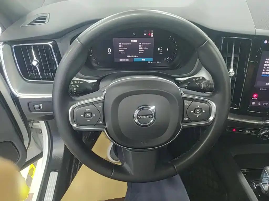Volvo XC60 — фото 11