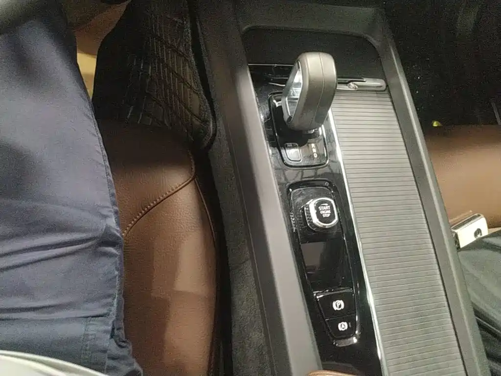Volvo XC60 — фото 14