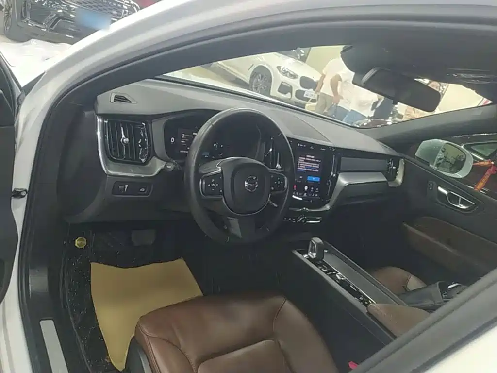 Volvo XC60 — фото 10