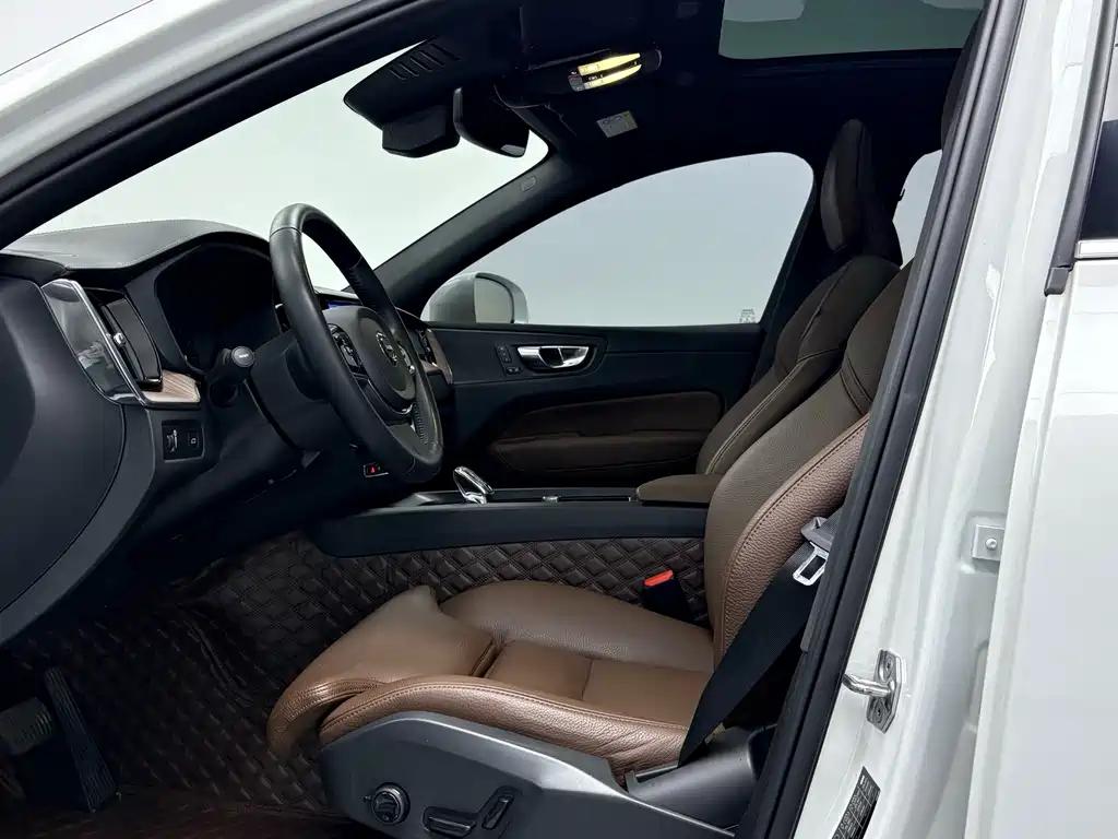 Volvo XC60 — фото 4