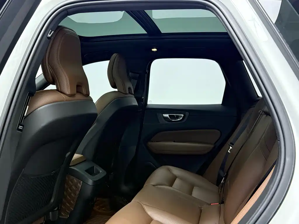 Volvo XC60 — фото 7
