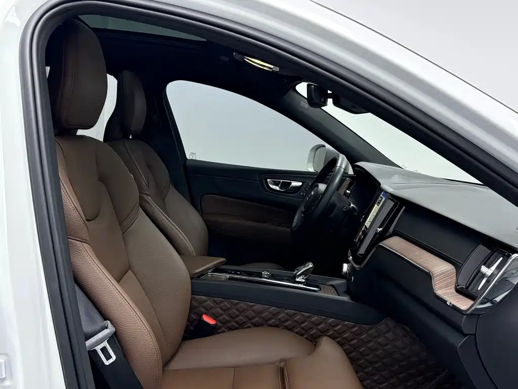 Volvo XC60 — фото 10