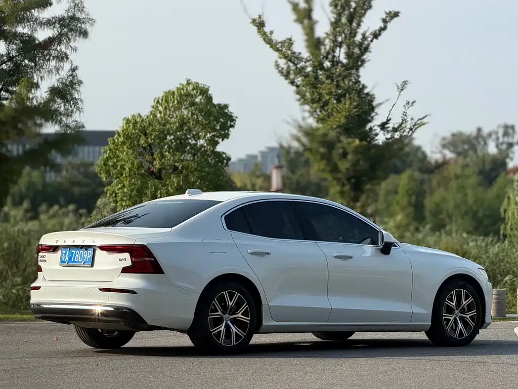 Volvo S60 — фото 14