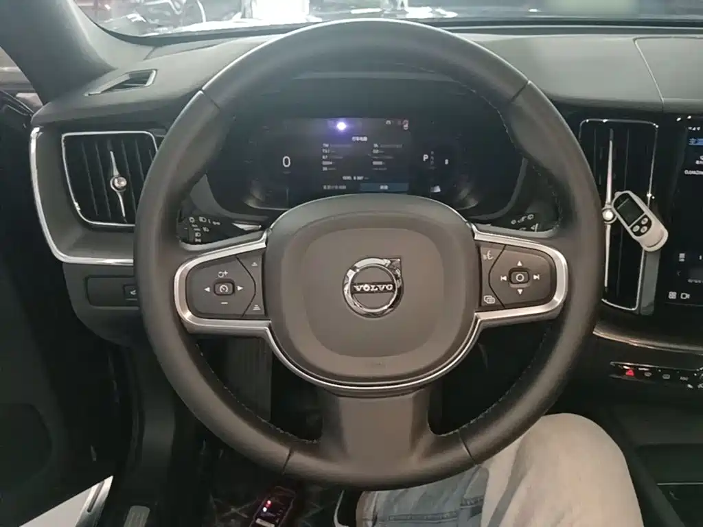 Volvo XC60 — фото 11