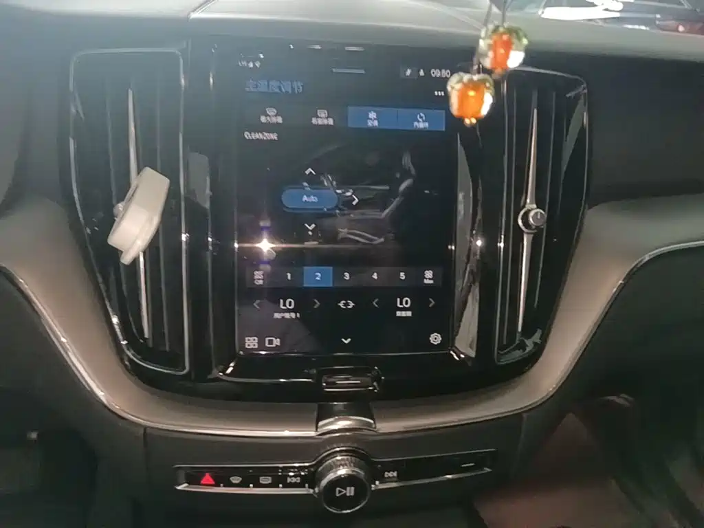 Volvo XC60 — фото 13