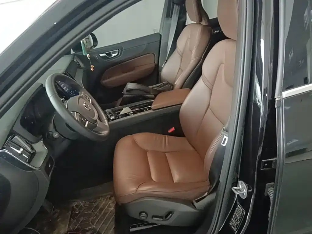 Volvo XC60 — фото 15