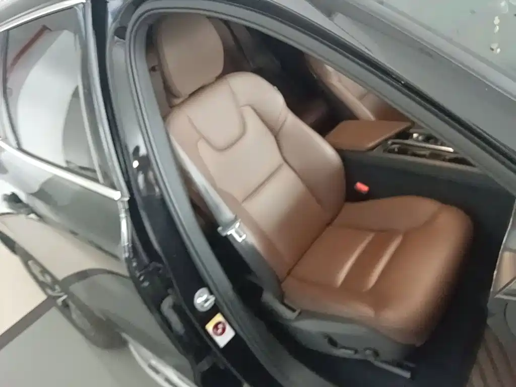 Volvo XC60 — фото 25