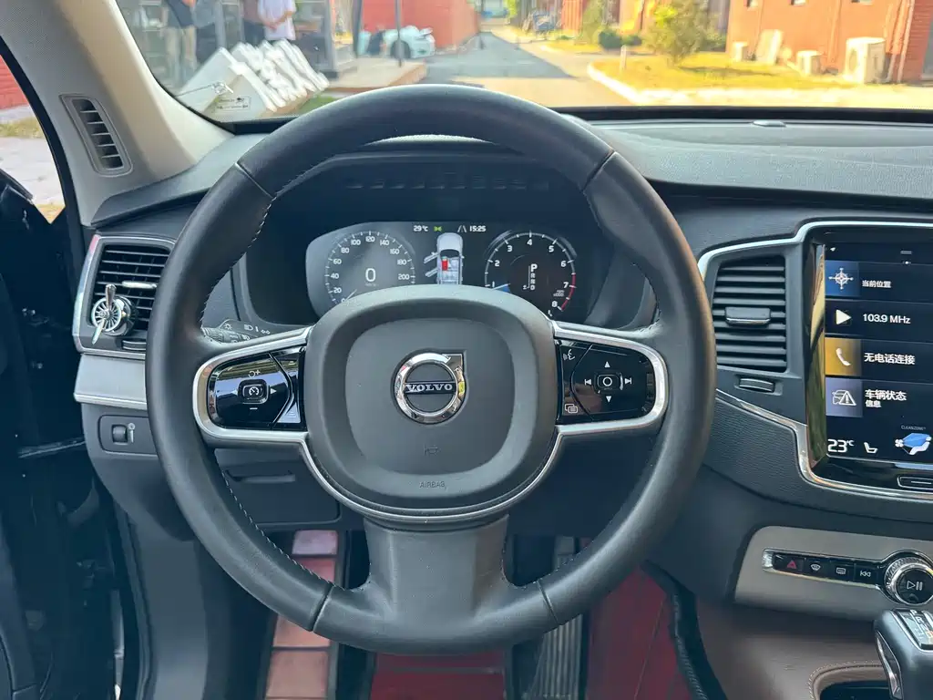 Volvo XC90 — фото 9