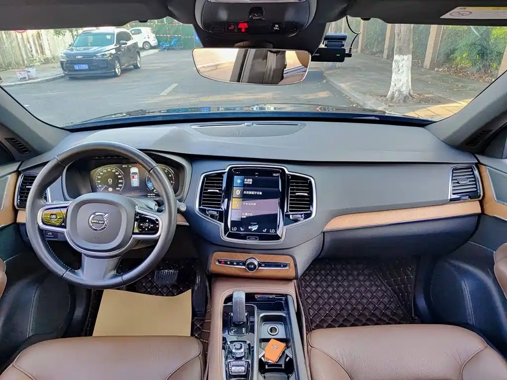 Volvo XC90 — фото 10