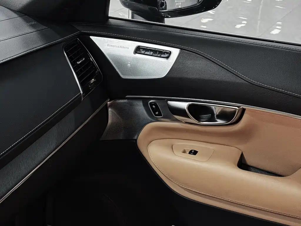 Volvo XC90 — фото 15