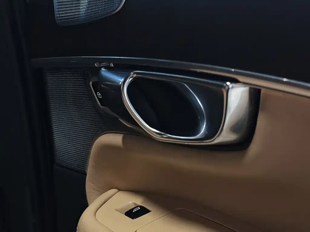 Volvo XC90 — фото 10