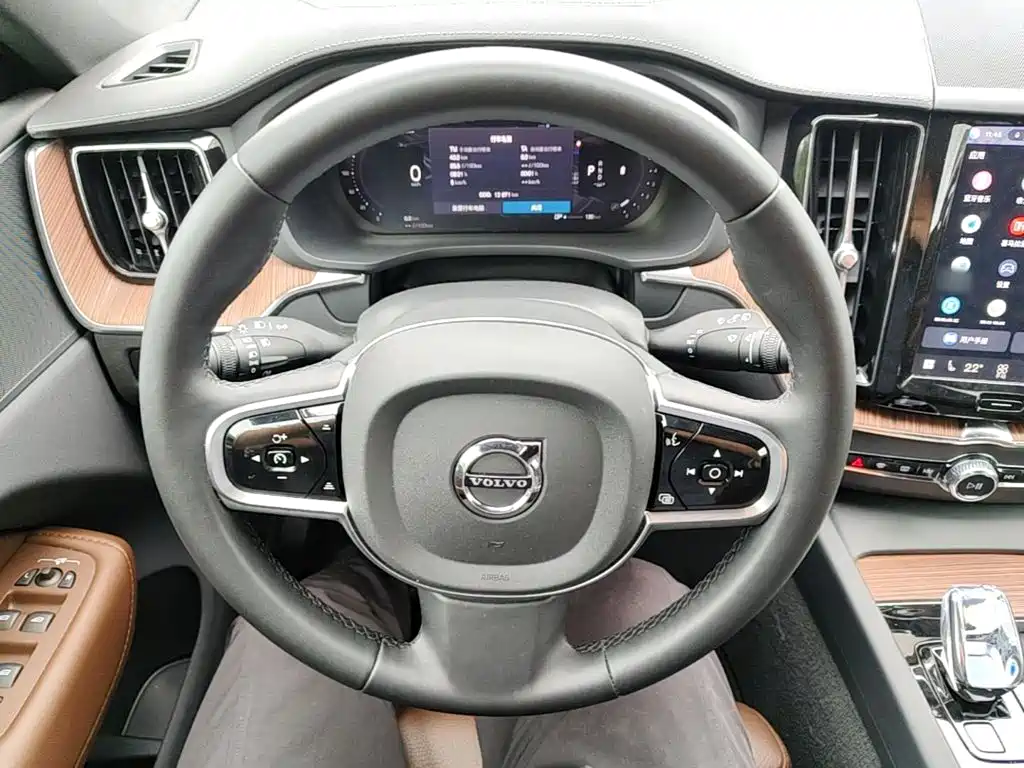 Volvo XC60 — фото 15