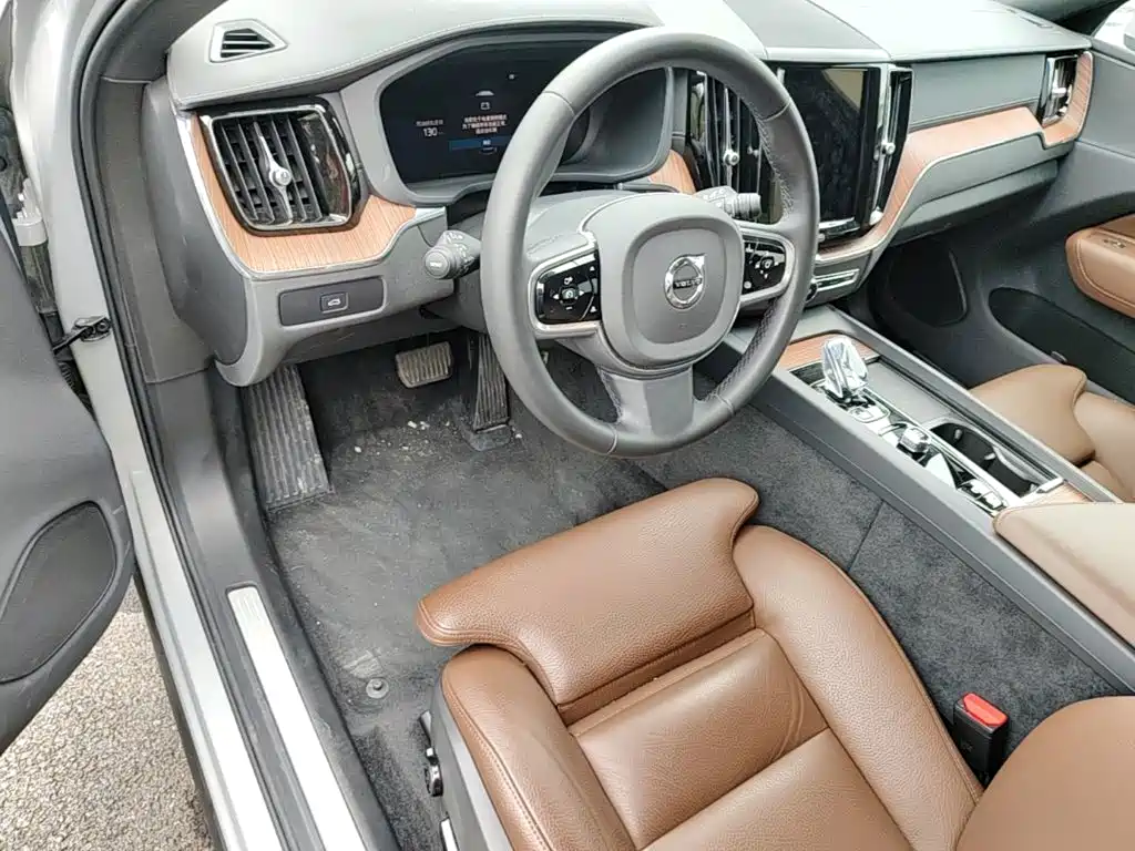 Volvo XC60 — фото 21