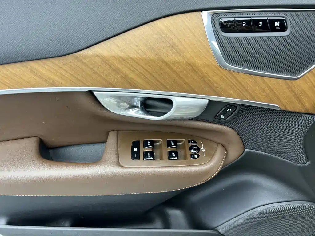 Volvo XC90 — фото 8