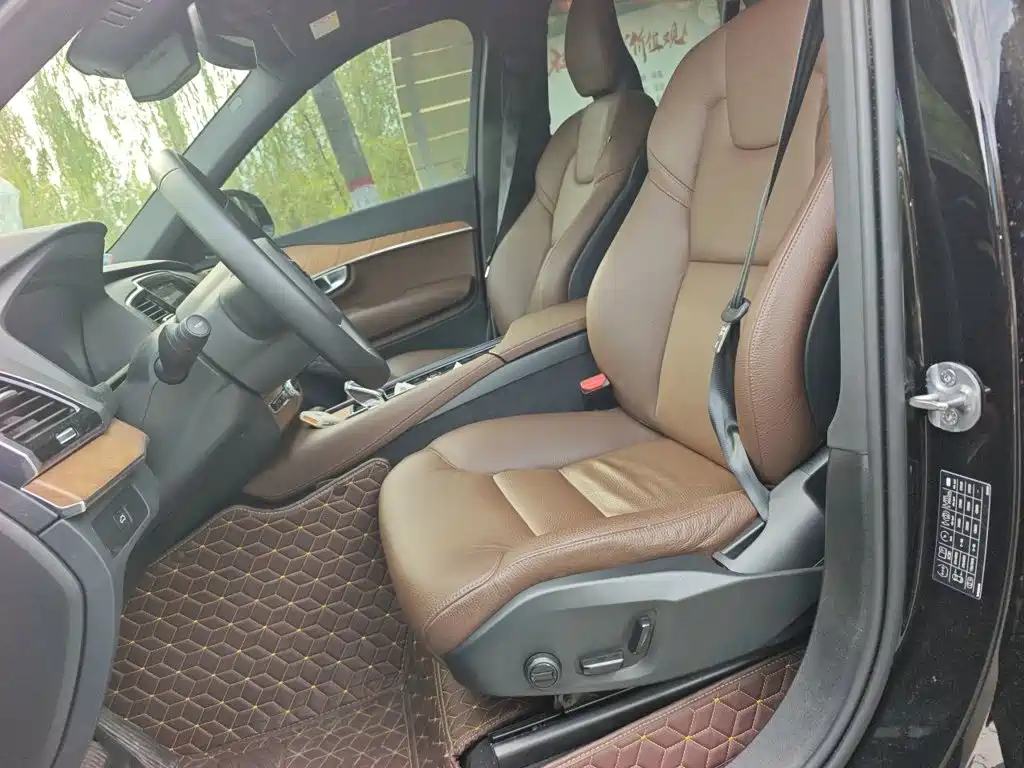 Volvo XC90 — фото 11