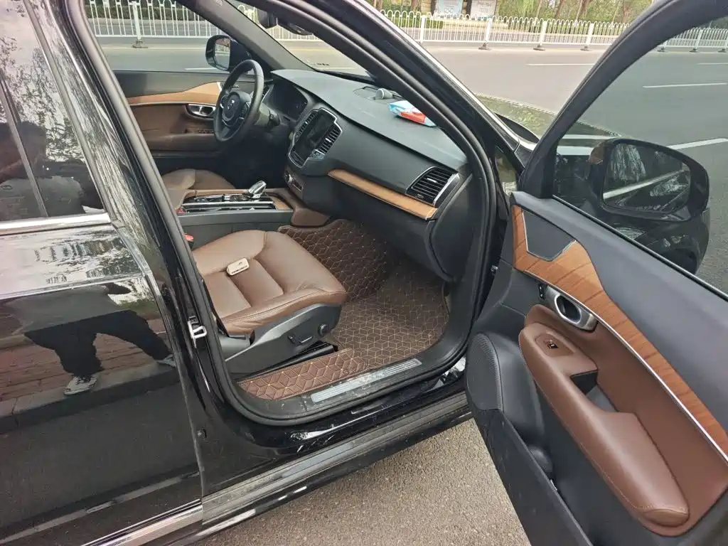 Volvo XC90 — фото 19