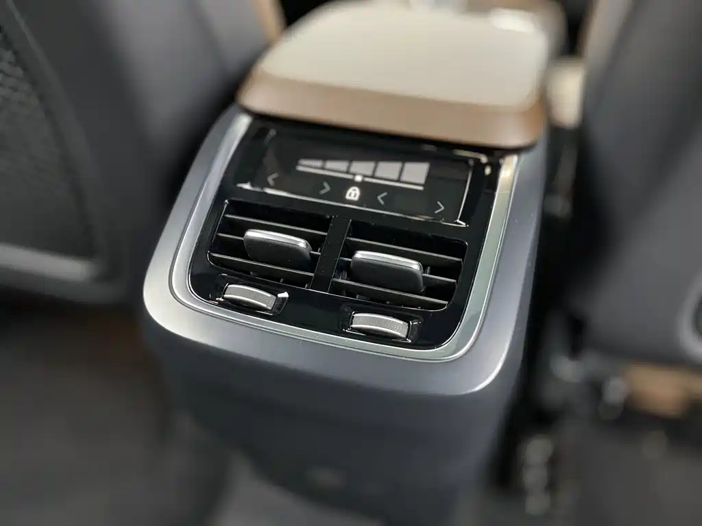 Volvo XC90 — фото 21