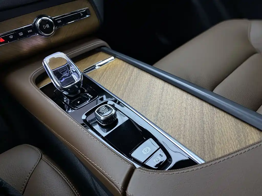 Volvo XC90 — фото 24