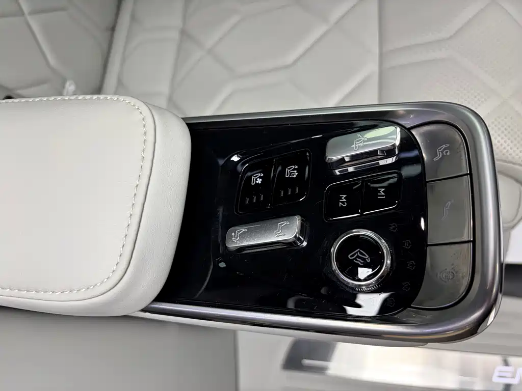 Volvo EM90 — фото 18