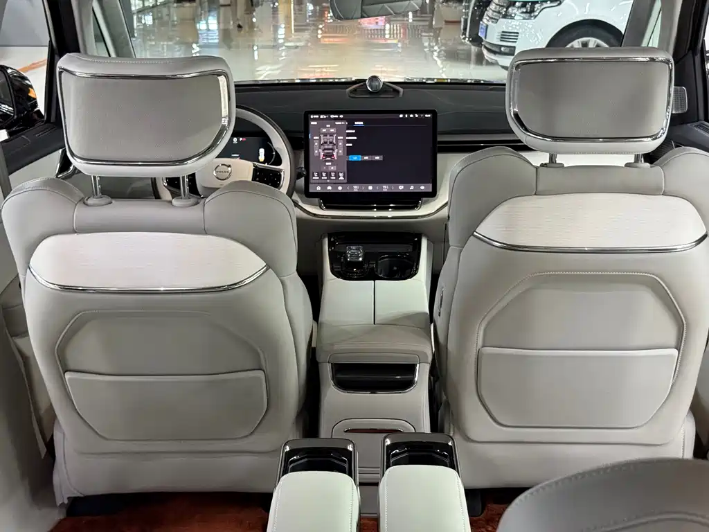 Volvo EM90 — фото 20