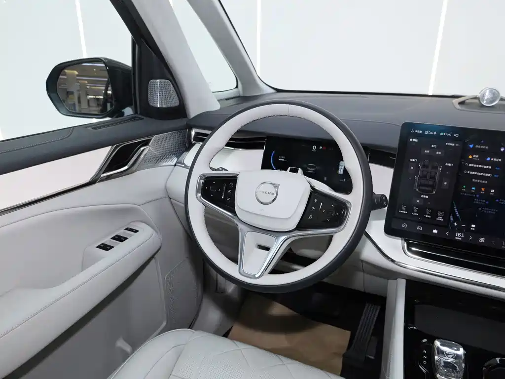 Volvo EM90 — фото 10