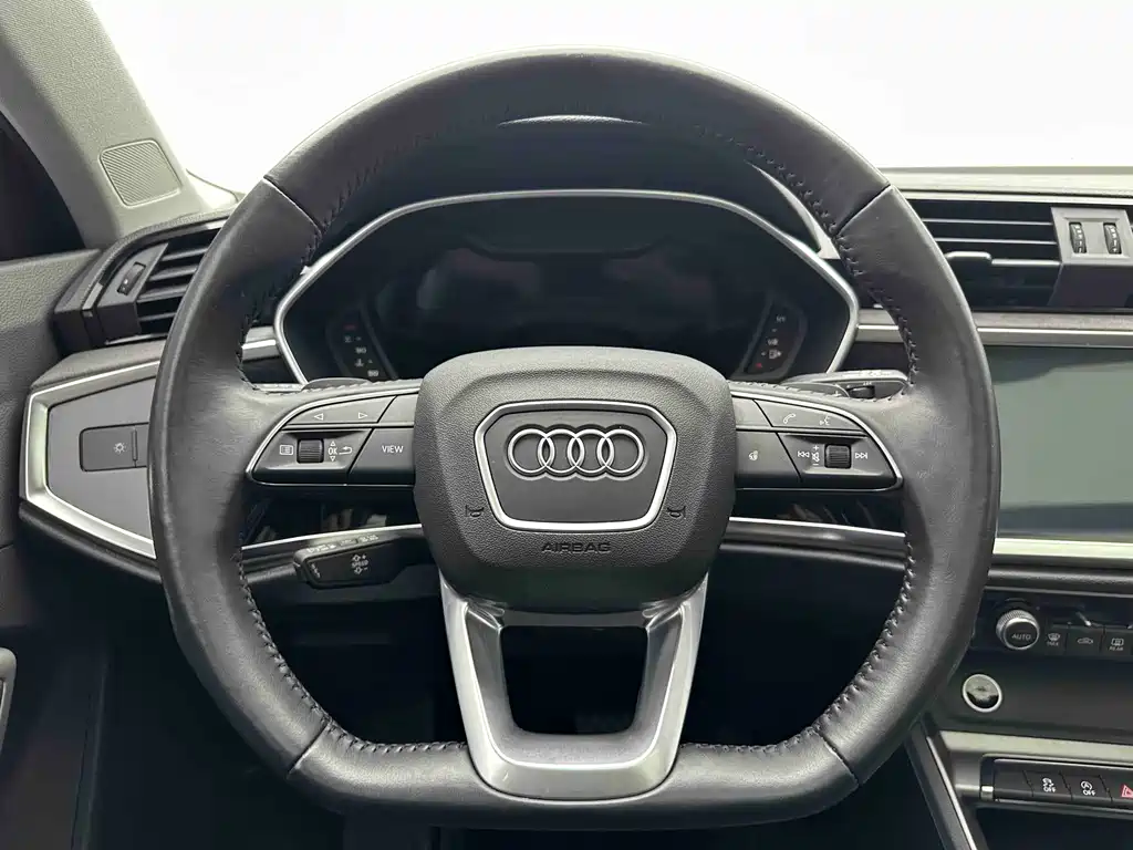 Audi Q3 — фото 18