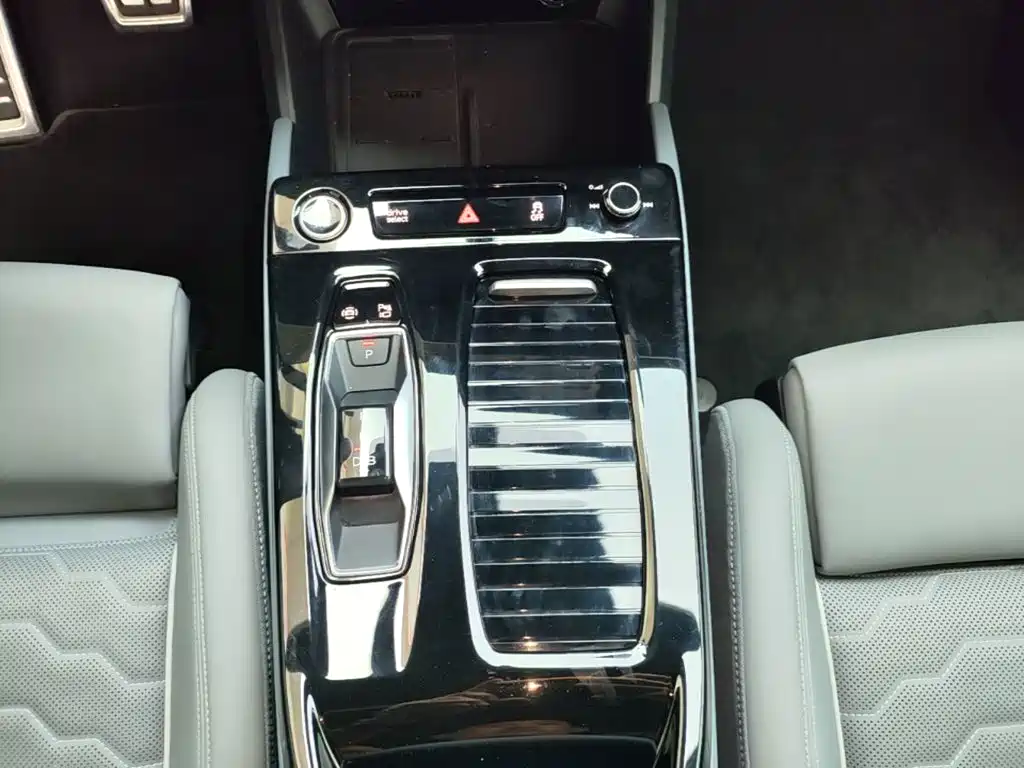 Audi Q6L e-tron — фото 14
