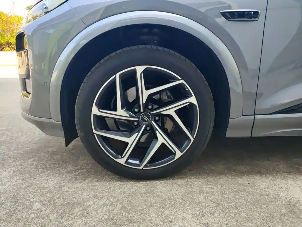 Audi Q6L e-tron — фото 23