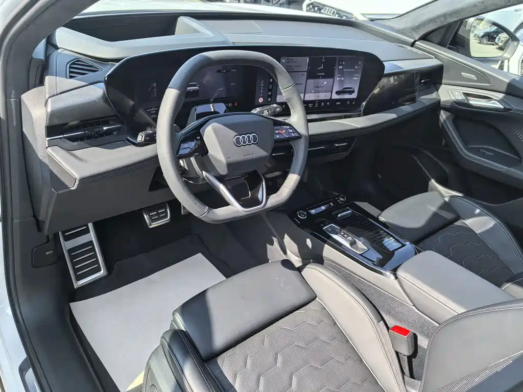 Audi Q6L e-tron — фото 10