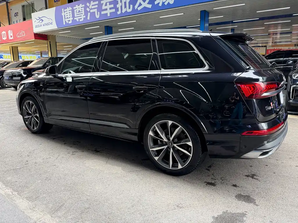 Audi Q7 — фото 22
