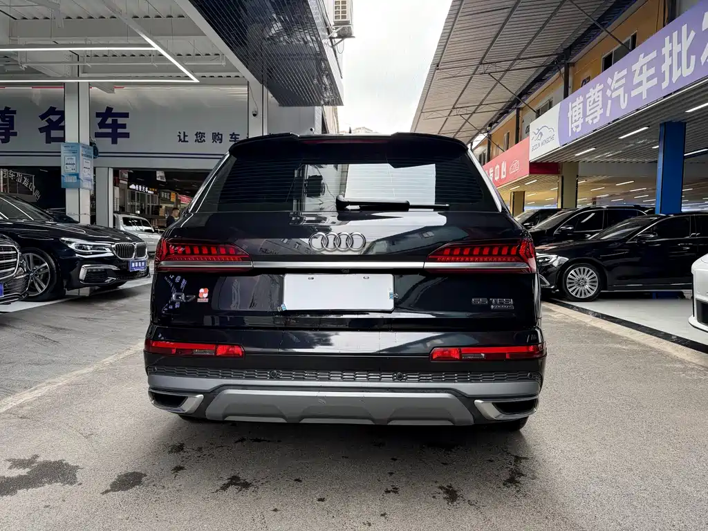 Audi Q7 — фото 23