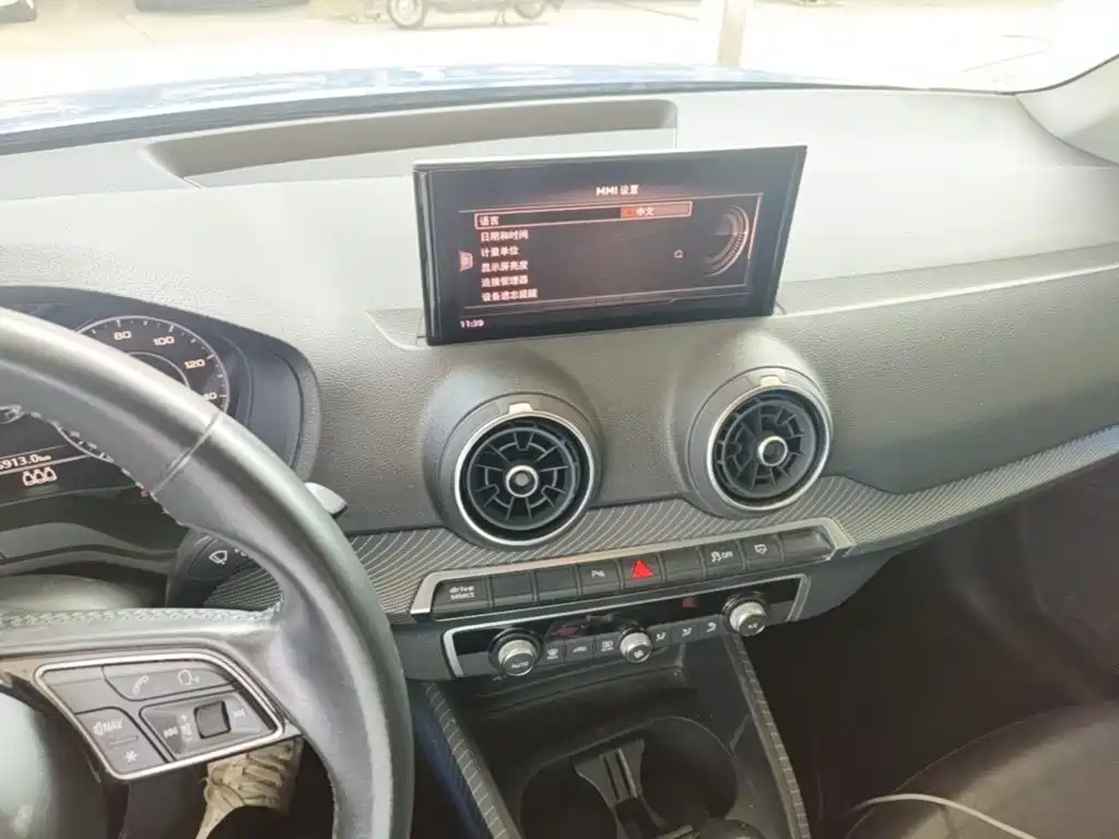 Audi Q2L e-tron — фото 11