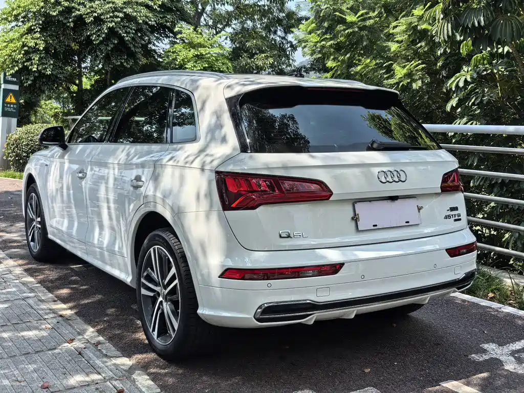 Audi Q5L — фото 8