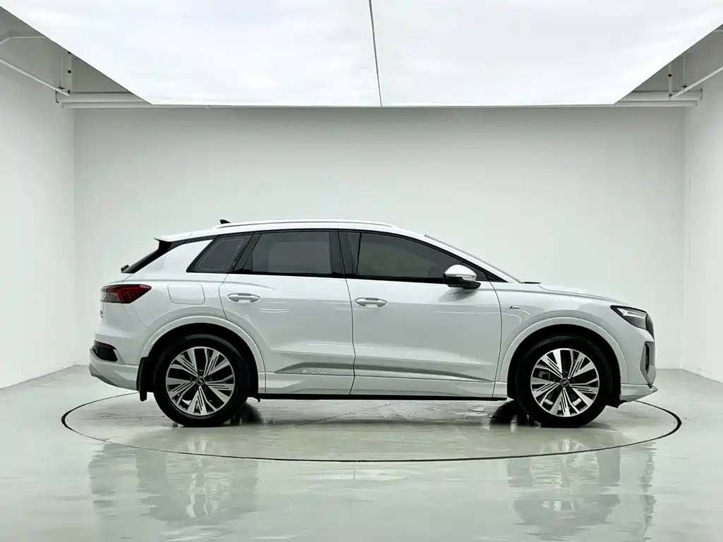 Audi Q4 e-tron — фото 8