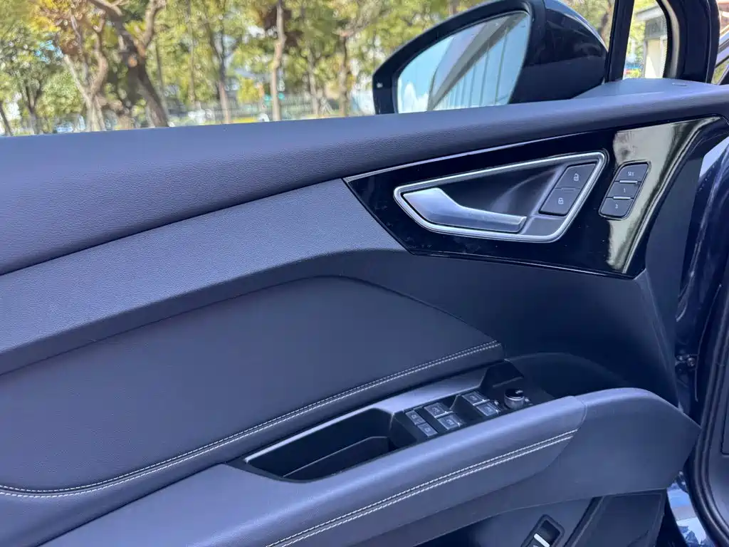 Audi Q4 e-tron — фото 11