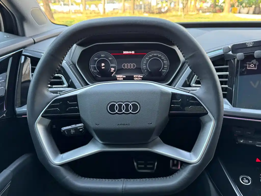 Audi Q4 e-tron — фото 15
