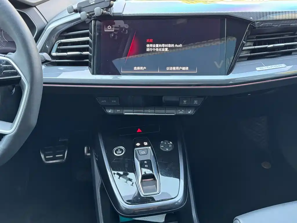 Audi Q4 e-tron — фото 16