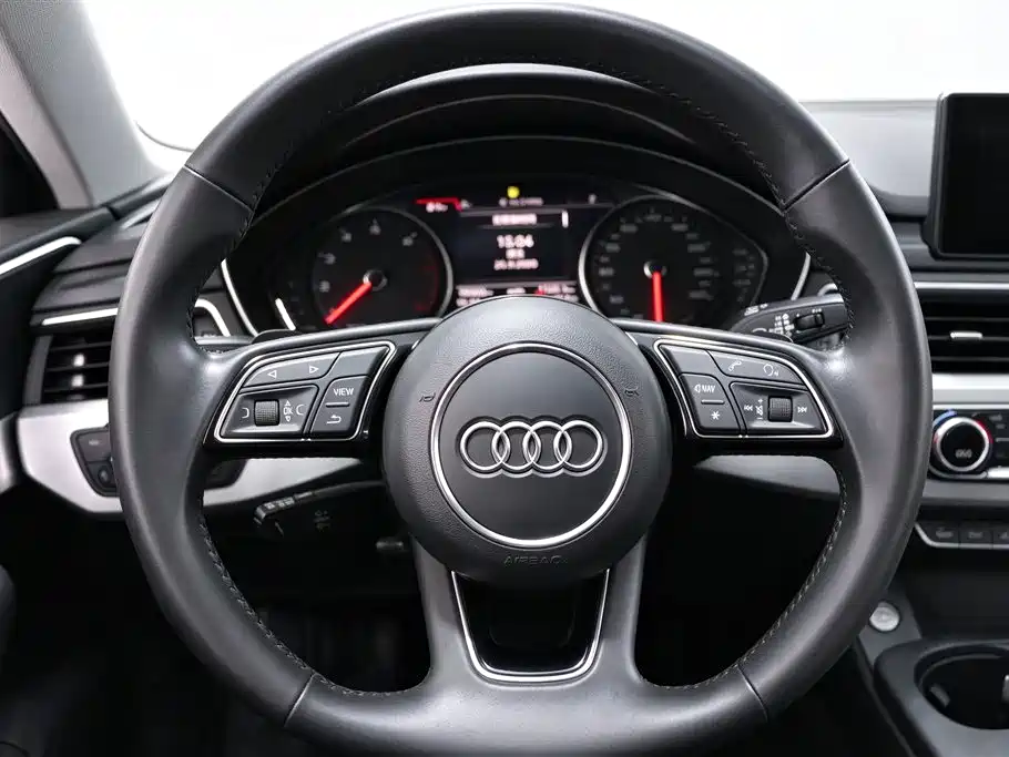 Audi A4L — фото 11