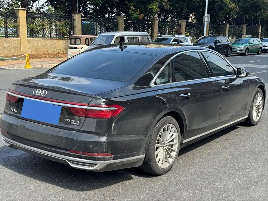 Audi A8 — фото 7