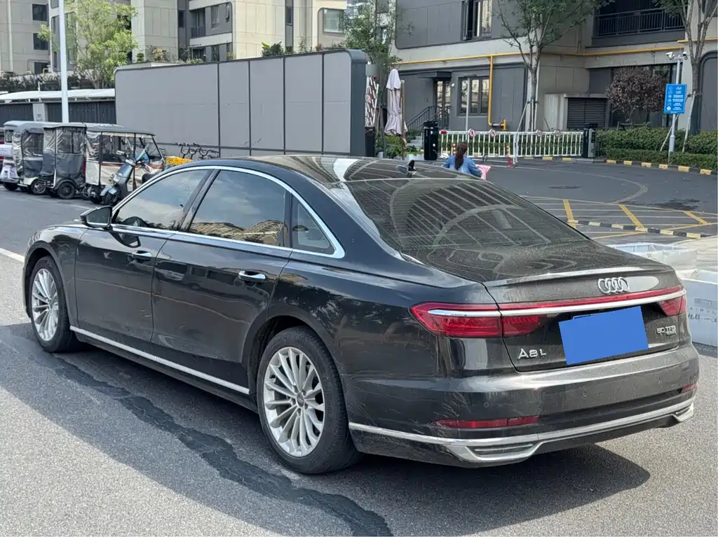 Audi A8 — фото 9