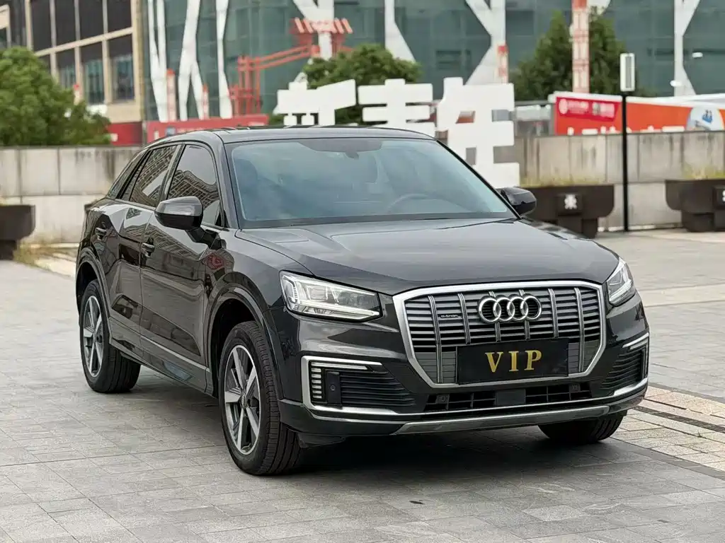 Audi Q2L e-tron — фото 3