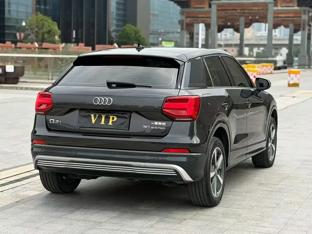 Audi Q2L e-tron — фото 4